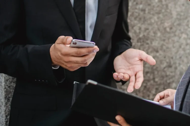 How to Start a Conversation on a Dating App